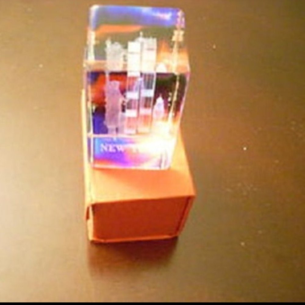 New York City 3D Skyline Glass Display Ornament Desk Paper Weight Pre 9/11 WTC